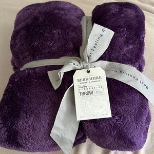 Berkshire decorative throw, NWT, plush purple